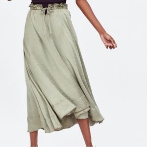 Zara sage satin karki Sage midi skirt with tie front